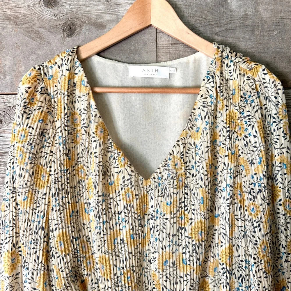 ASTR the Label V-Neck Pleated Long Sleeve Top‎ Floral Yellow Cottage Country S